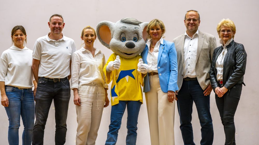 V.l.n.r.: Bettina Lohrer (Schulsozialarbeiterin), Björn Drzalek (Förderverein der Friederike-Brion-Grundschule), Marlene Haßler (Schulleiterin), Ed Euromaus, Mauritia Mack, Alexander Schröder (Bürgermeister) und Ludwina Geiger (einfach helfen e.V.)