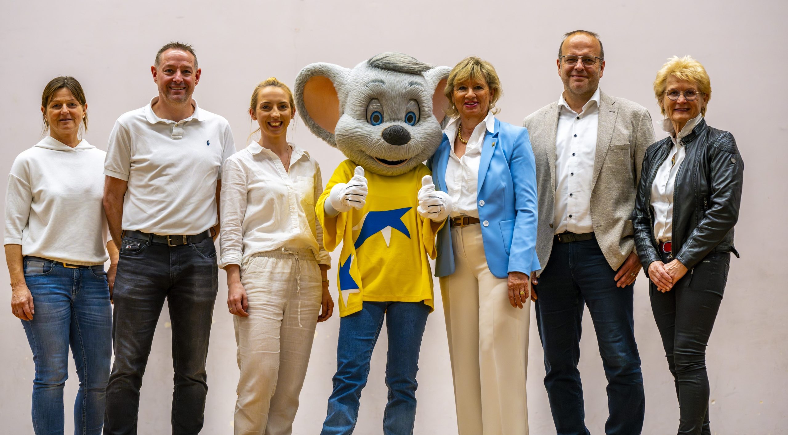 V.l.n.r.: Bettina Lohrer (Schulsozialarbeiterin), Björn Drzalek (Förderverein der Friederike-Brion-Grundschule), Marlene Haßler (Schulleiterin), Ed Euromaus, Mauritia Mack, Alexander Schröder (Bürgermeister) und Ludwina Geiger (einfach helfen e.V.)