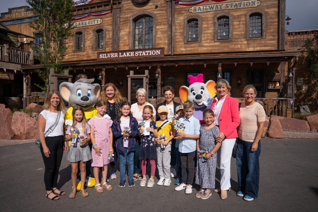 Traditionell kamen zum Schuljahresende Erstkommunionkinder aus der Region in der Silver Lake City zusammen, um Spenden an Mauritia Mack, 1. Vorsitzende des Vereins „Einfach Helfen e.V.“, zu übergeben. Gemeinsam mit Gemeindereferentin Rosi Haas von der Seelsorgeeinheit Maria Frieden haben sich die Schüler aus Sulz und Schwanau dazu entschieden, auf Gegengeschenke zu verzichten und das Geld an Kinder in herausfordernden Lebenssituationen weiterzugeben, damit ihnen dringend gebrauchte Therapiestunden ermöglicht werden können.