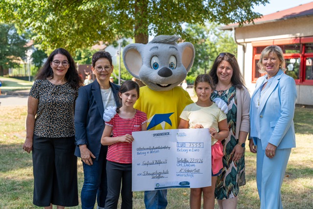 Die Veranstaltung wurde durch den Schulchor musikalisch gestaltet. Die Viertklässler trugen ein Spendengedicht vor. Außerdem wurden im Rahmen der Veranstaltung die Ehrenurkunden der Bundesjugendspiele verliehen.
Nach der Begrüßung durch Schulleiterin Frau Katharina Schmälzle überbrachte Mauritia Mack, Vorsitzende des gemeinnützigen Vereins Einfach helfen e. V., ihre persönlichen Grußworte an die Schulgemeinschaft. Auch Ortsvorsteherin Pamela Otteni-Hertwig würdigte den großartigen Einsatz aller Schülerinnen und Schüler. In beiden Grußworten wurde neben dem besonderen Engagement der Kinder auch der Dank an alle Sponsorinnen und Sponsoren deutlich. Nur so wurde ein großartiges Ergebnis möglich.