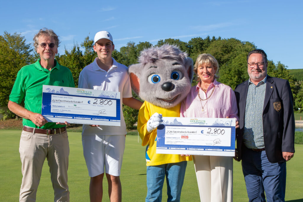 Beim zehnten Euromaus Charity Golfcup Breisgau in Herbolzheim-Tutschfelden kamen durch Startgelder und Spenden 5.600 Euro für die gemeinnützigen Vereine „Einfach helfen e.V.“ mit der ersten Vorsitzenden Mauritia Mack und „Santa Isabel e.V. – Hilfe für Kinder und Familien“ mit der ersten Vorsitzenden Marianne Mack, die an diesem Tag vom zweiten Vorsitzenden Dr. Michael Thoma vertreten wurde, zusammen.