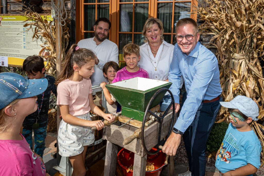 Buntes Familienprogramm am Naturzentrum Rheinauen am Weltkindertag
Hunderte Besucherinnen und Besucher kamen am Sonntag zum 15. Herbstfest von „einfach helfen e.V.“ und dem Naturzentrum Rheinauen in Rust. Bei typischem Ruster Festwetter wurde die Veranstaltung rund um den Allmendsee einmal mehr zu einem beliebten Treffpunkt für Familien aus der Region. Vor allem die vielen Kinder sorgten für eine fröhliche und herzliche Atmosphäre.