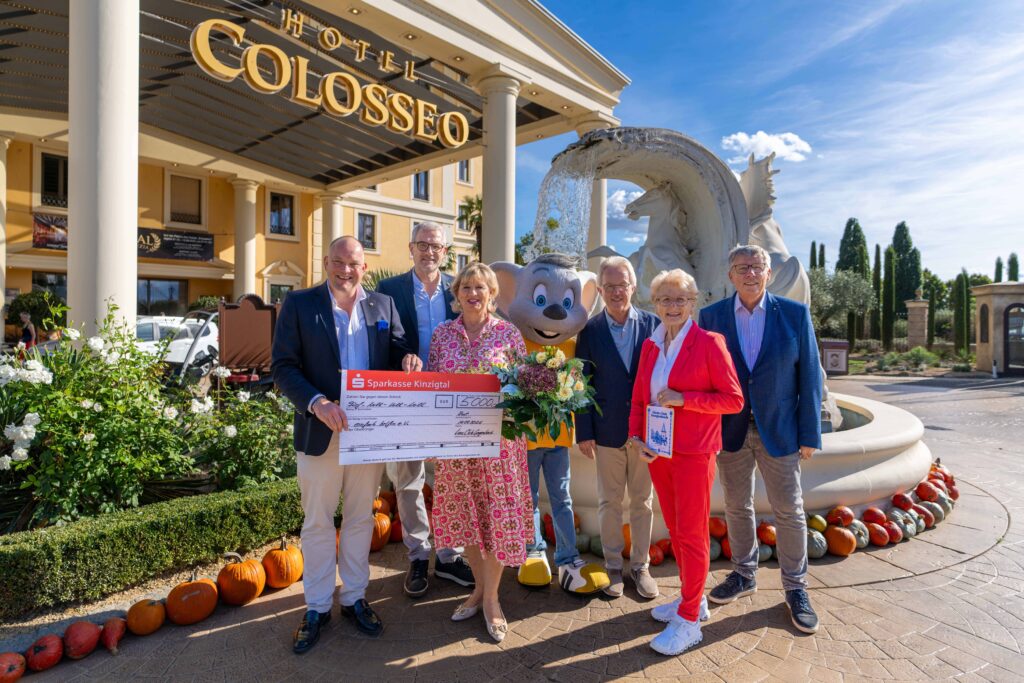 Der Vorstand des Lions Club Gengenbach überreichte Mauritia Mack, erste Vorsitzende des Vereins „Einfach helfen e.V.“, und Ludwina Geiger die großzügige Spendensumme in Höhe von 5.000 Euro im Hotel Colosseo des „Europa-Park Erlebnis-Resorts.